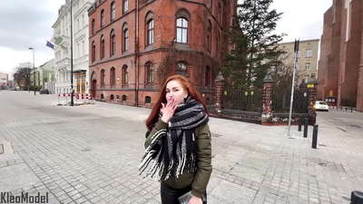 ಸಾರ್ವಜನಿಕ ಪಿಕಪ್: ಸುಂದರ ಹುಡುಗಿ ಐಫೋನ್ಗಾಗಿ ಸಿಕ್ಕಿಹಾಕಿಕೊಳ್ಳುತ್ತಾಳೆ ಮತ್ತು ಅವಳ ಪುಸಿಯಲ್ಲಿ ಕಮ್ ಆಗುತ್ತಾಳೆ. ಕ್ಲಿಯೋಮಾಡೆಲ್